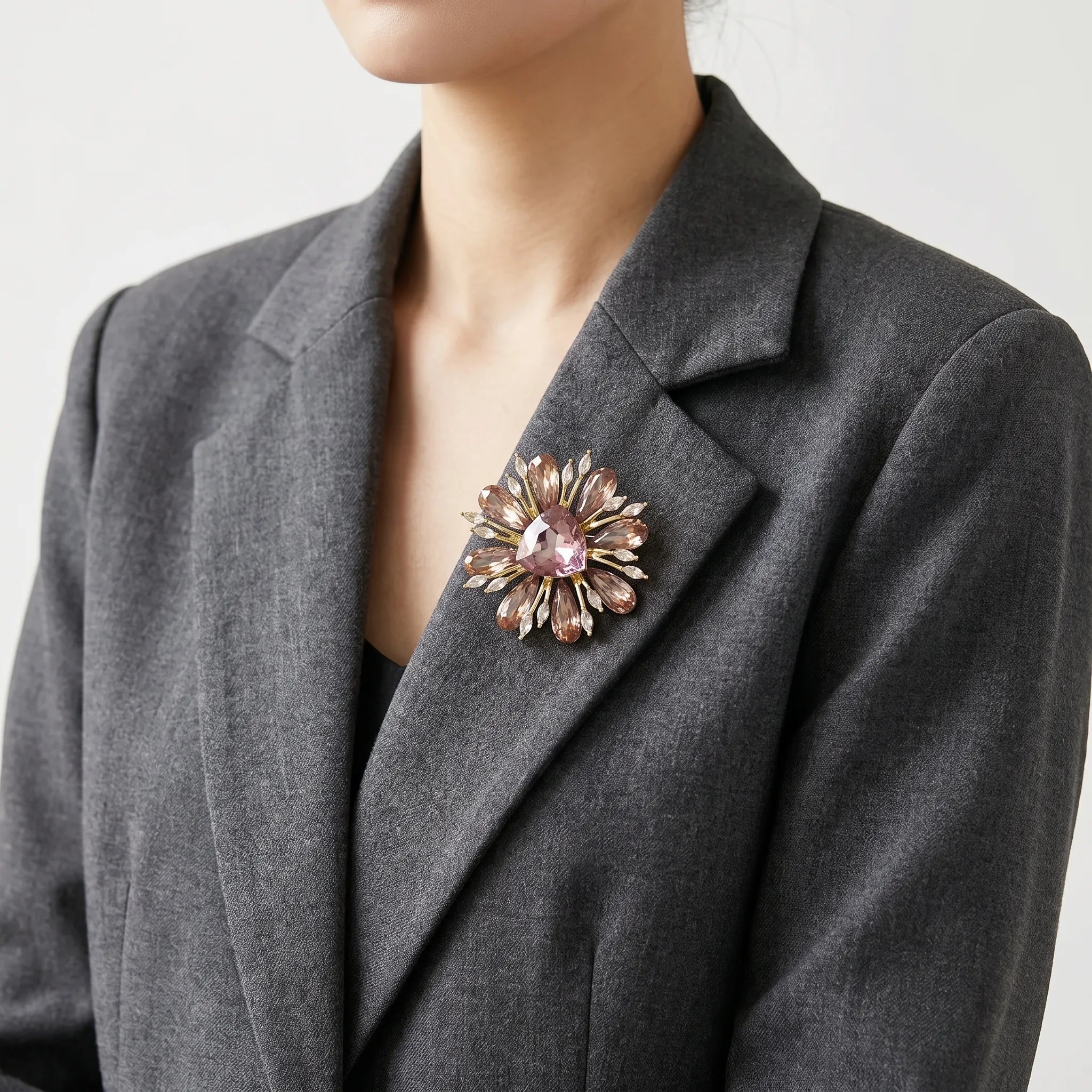Broche florale aux lignes géométriques | Personnaliser une tenue