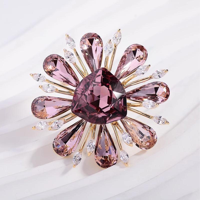 Broche florale aux lignes géométriques | Personnaliser une tenue