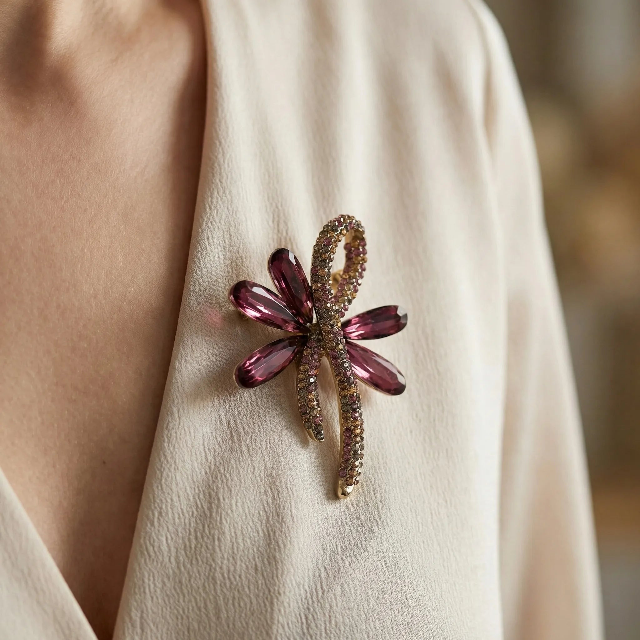 Élégante broche femme au motif floral | Rehausser une tenue