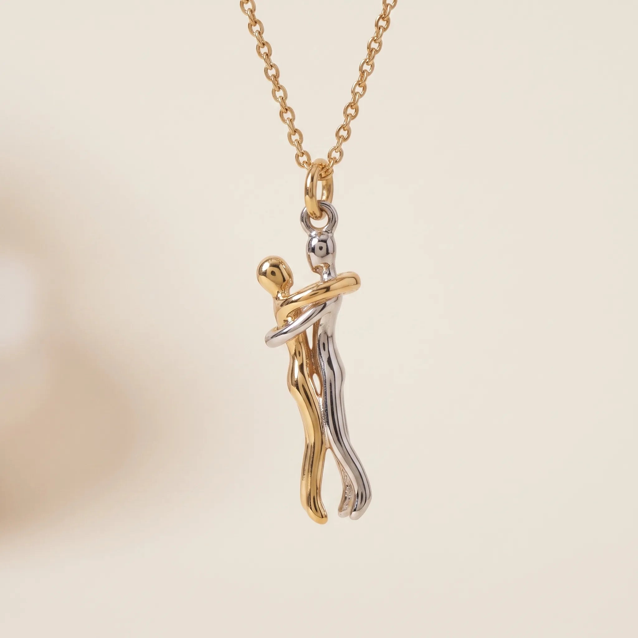 Pendentif étreinte pour femme | Compléter une tenue quotidienne