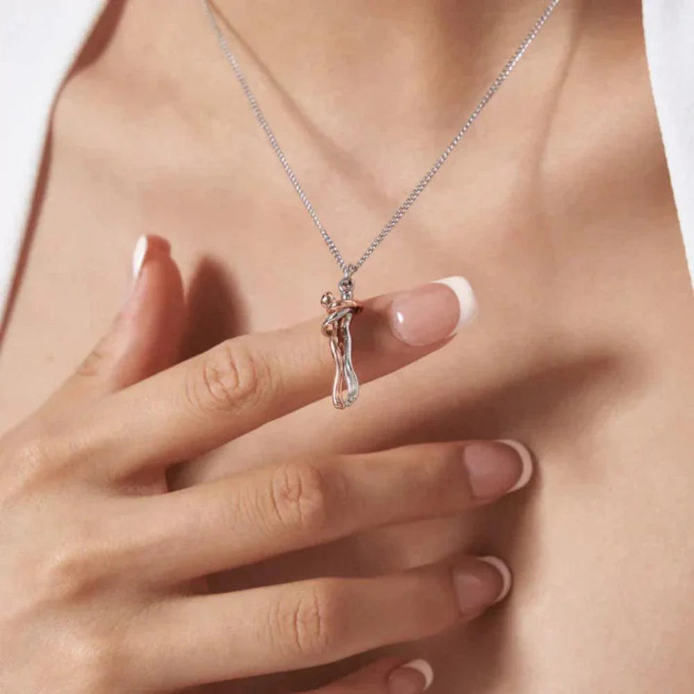 Pendentif étreinte pour femme | Compléter une tenue quotidienne