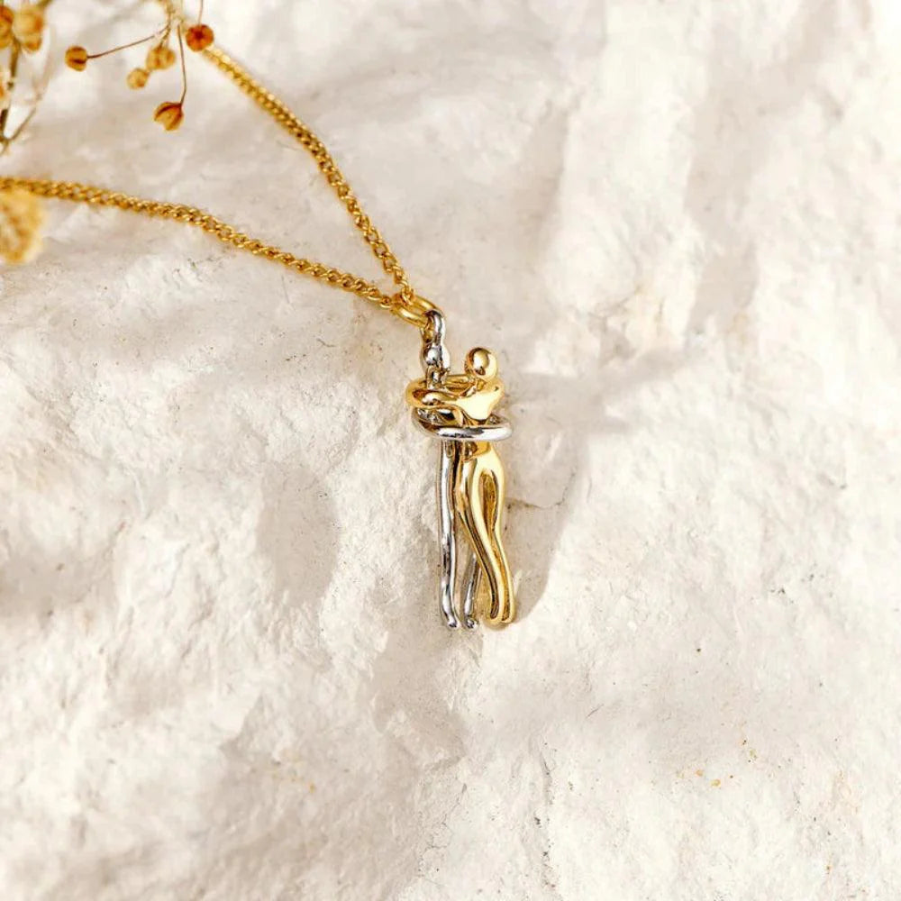 Pendentif étreinte pour femme | Compléter une tenue quotidienne