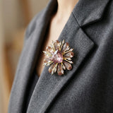 Broche florale aux lignes géométriques | Personnaliser une tenue