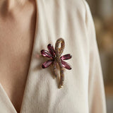 Élégante broche femme au motif floral | Rehausser une tenue
