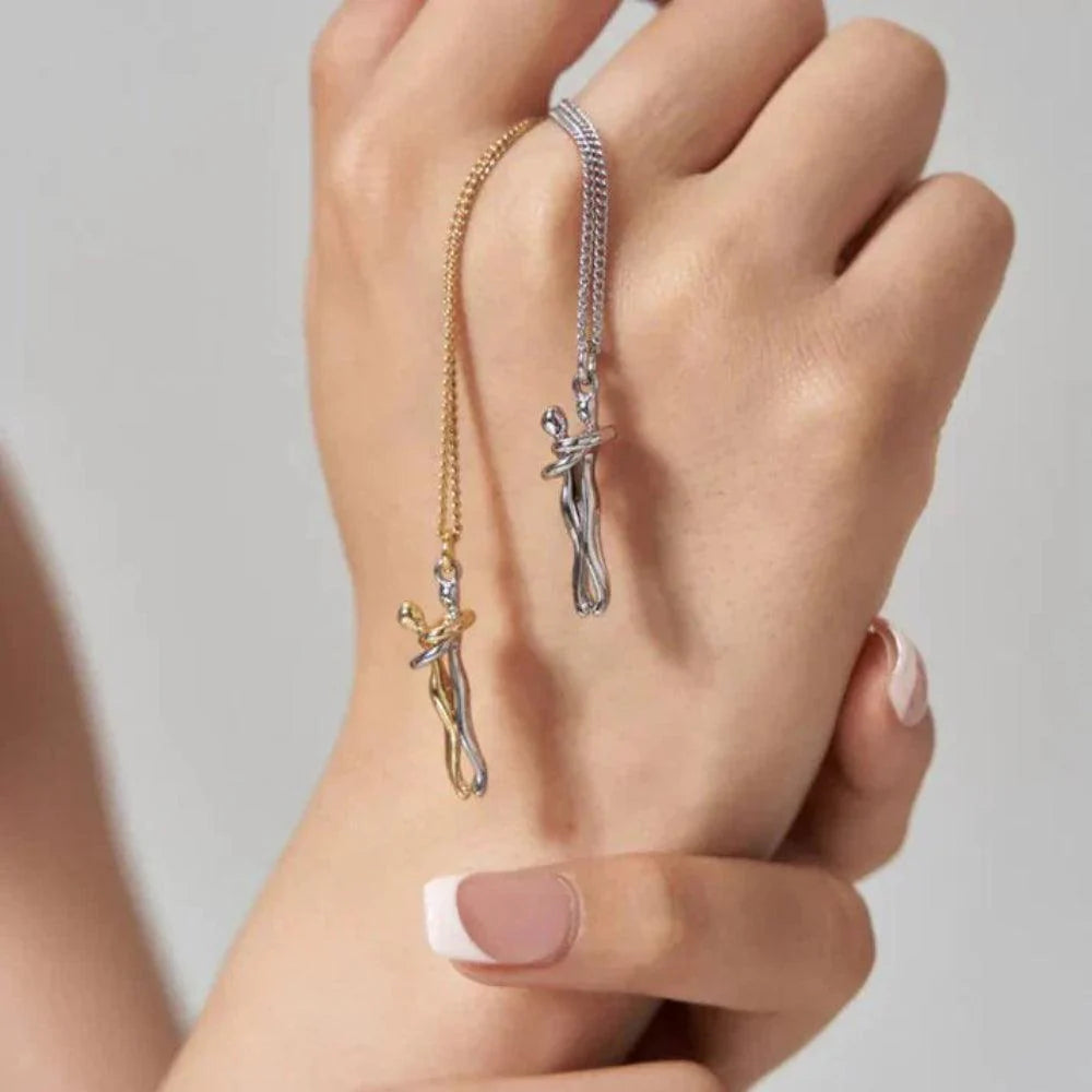 Pendentif étreinte pour femme | Compléter une tenue quotidienne